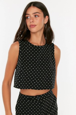 Spotted Sleeveless Blouse