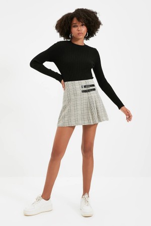 Stone Buckle Detail Pleated Mini Skirt