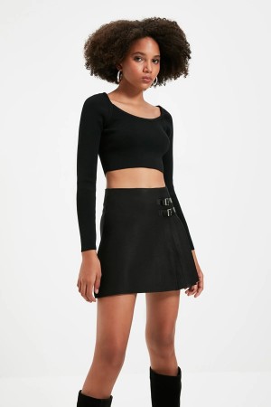 Stone Buckle Detail Pleated Mini Skirt